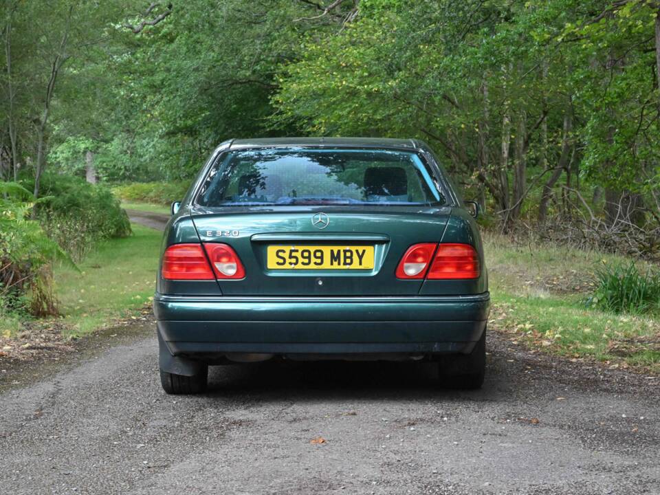 Image 47/50 of Mercedes-Benz E 320 (1998)