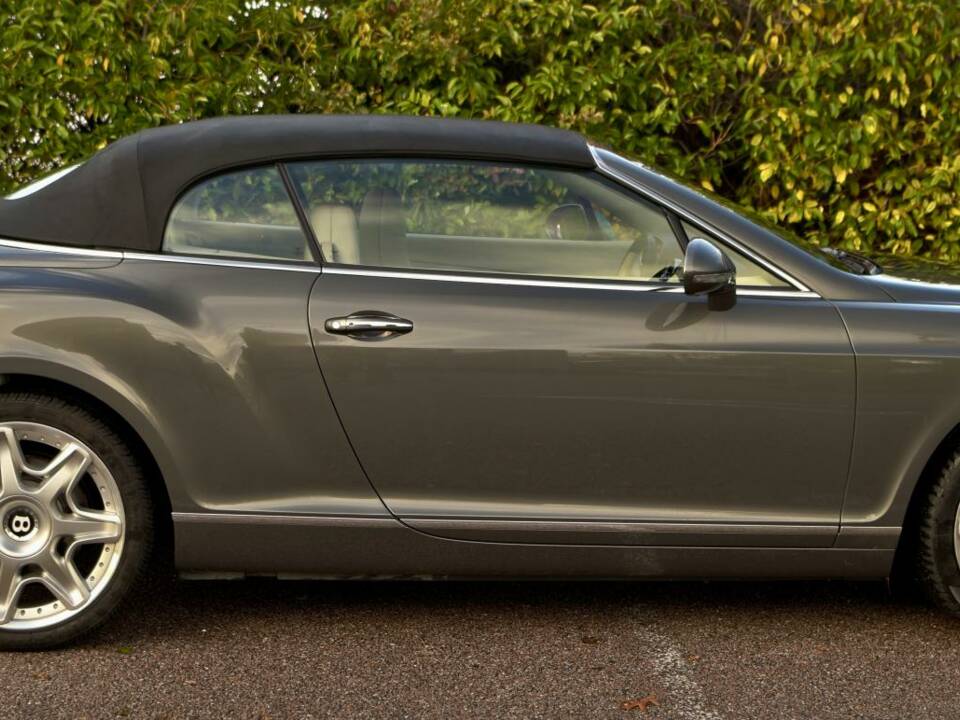 Image 19/50 of Bentley Continental GTC (2011)