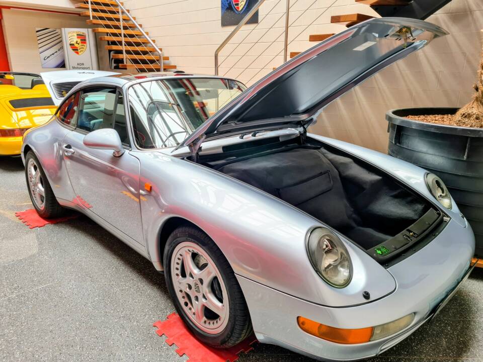 Immagine 17/34 di Porsche 911 Carrera (1996)