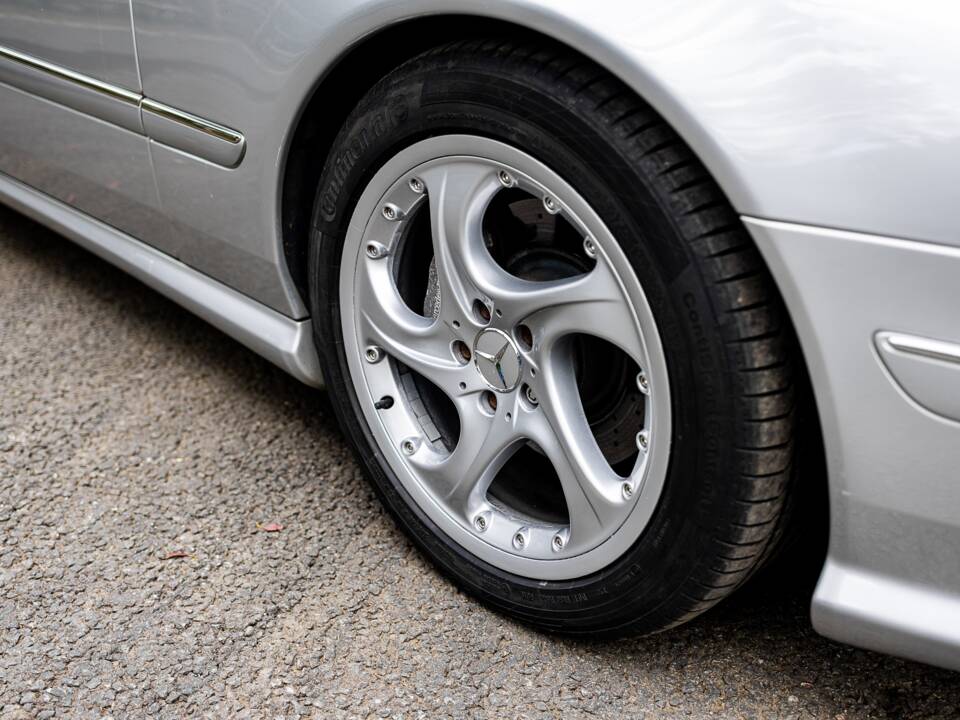 Image 19/36 of Mercedes-Benz CL 500 (2004)
