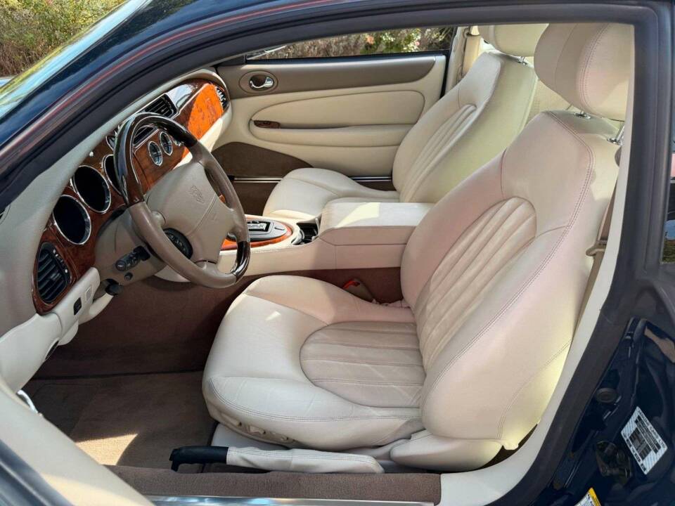 Image 10/35 of Jaguar XK8 4.0 (2002)