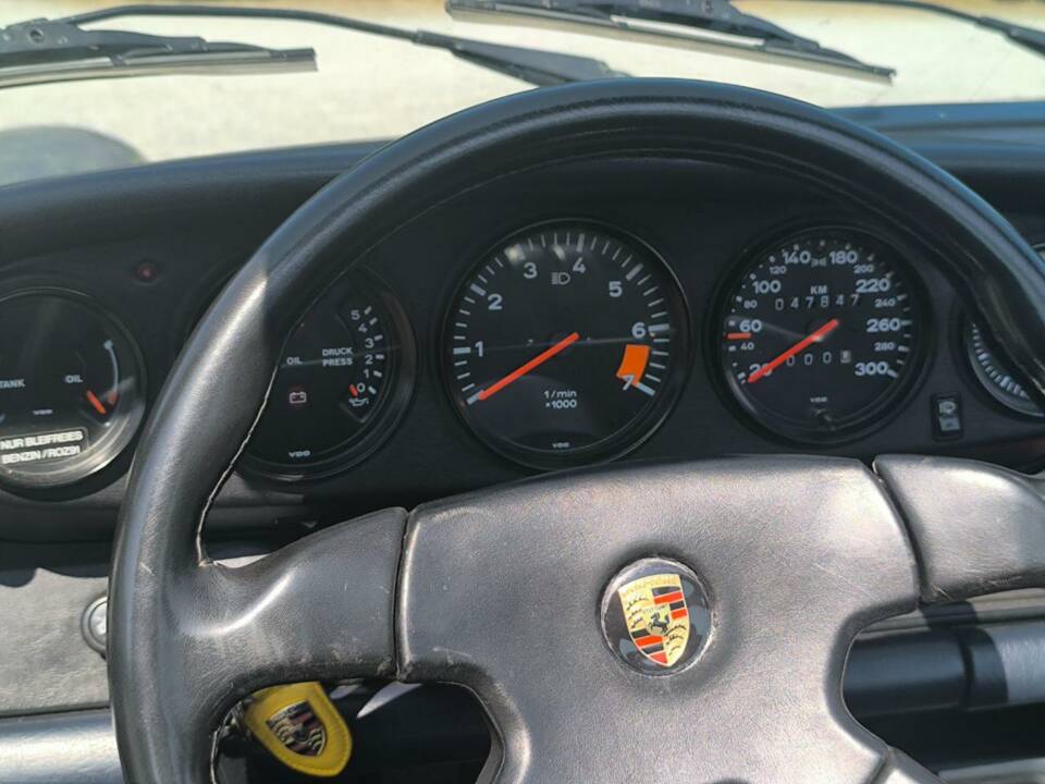 Image 20/40 de Porsche 911 Carrera 3.2 (1986)