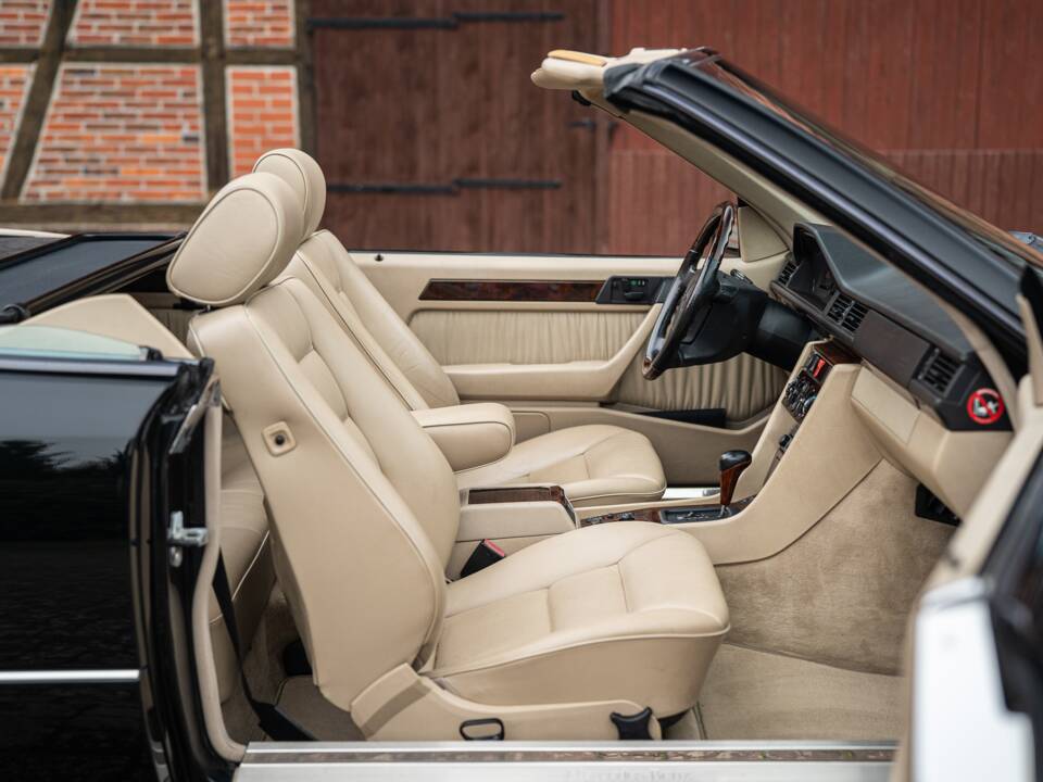 Image 50/83 de Mercedes-Benz E 220 (1996)