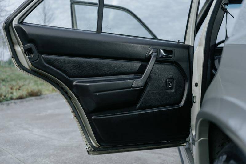 Image 33/69 de Mercedes-Benz 190 E 2.3-16 (1988)