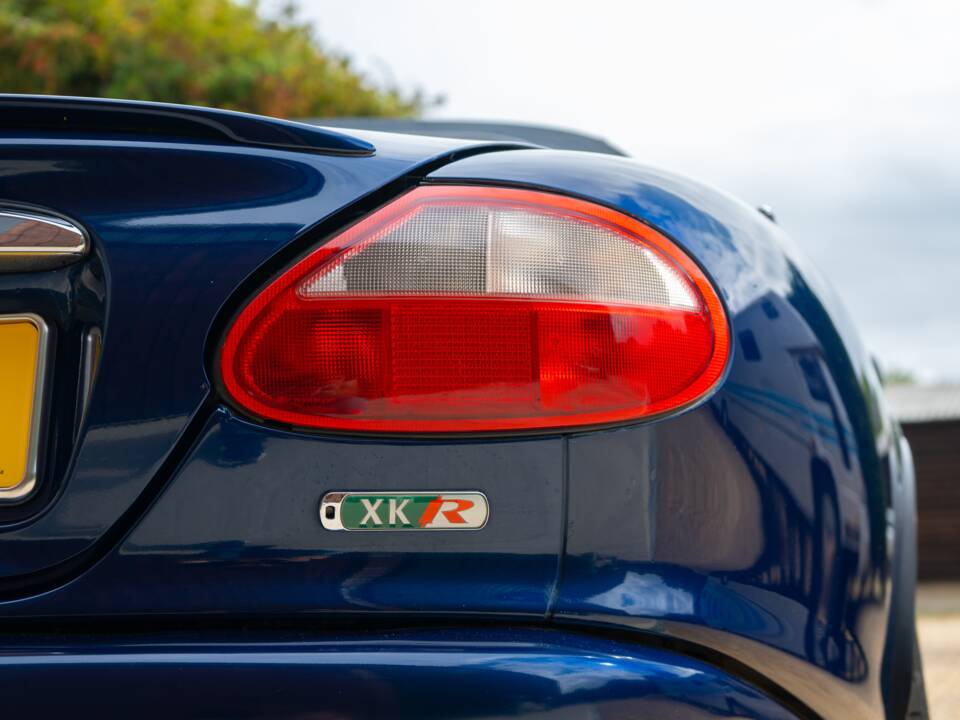 Image 19/50 of Jaguar XKR (2000)