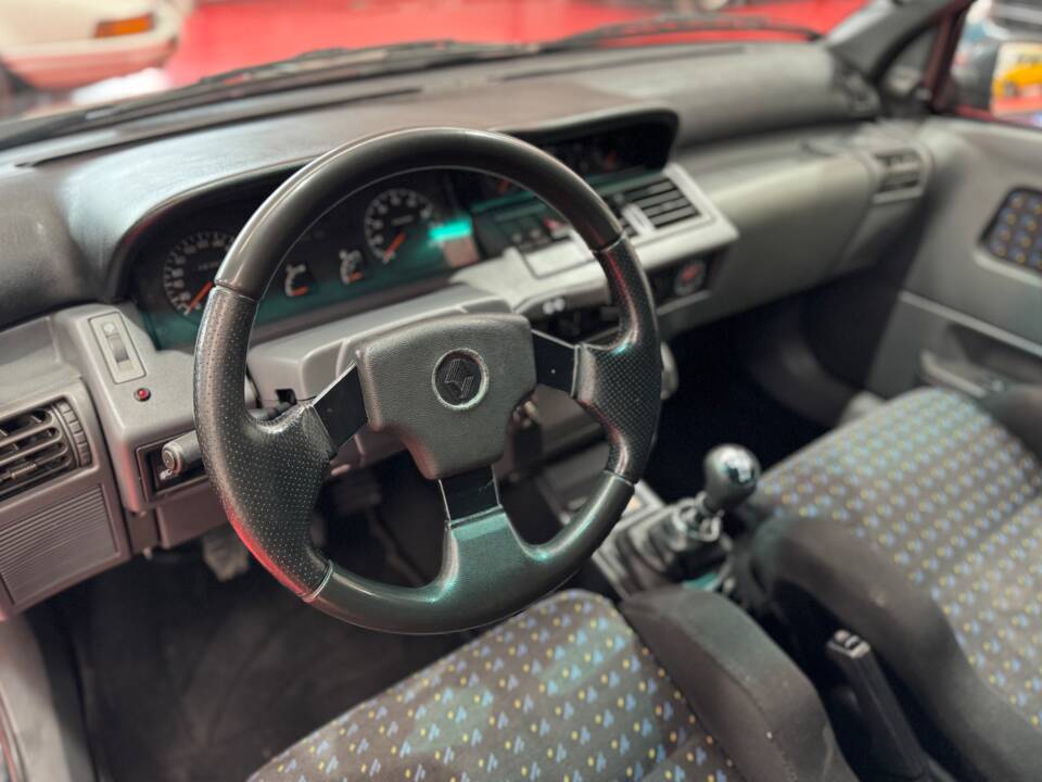 Immagine 16/23 di Renault Clio I 1.8 16V (1991)