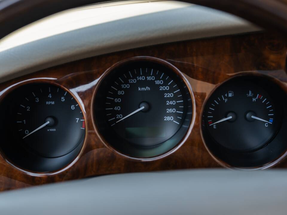 Image 71/91 de Jaguar XK8 4.0 (2000)