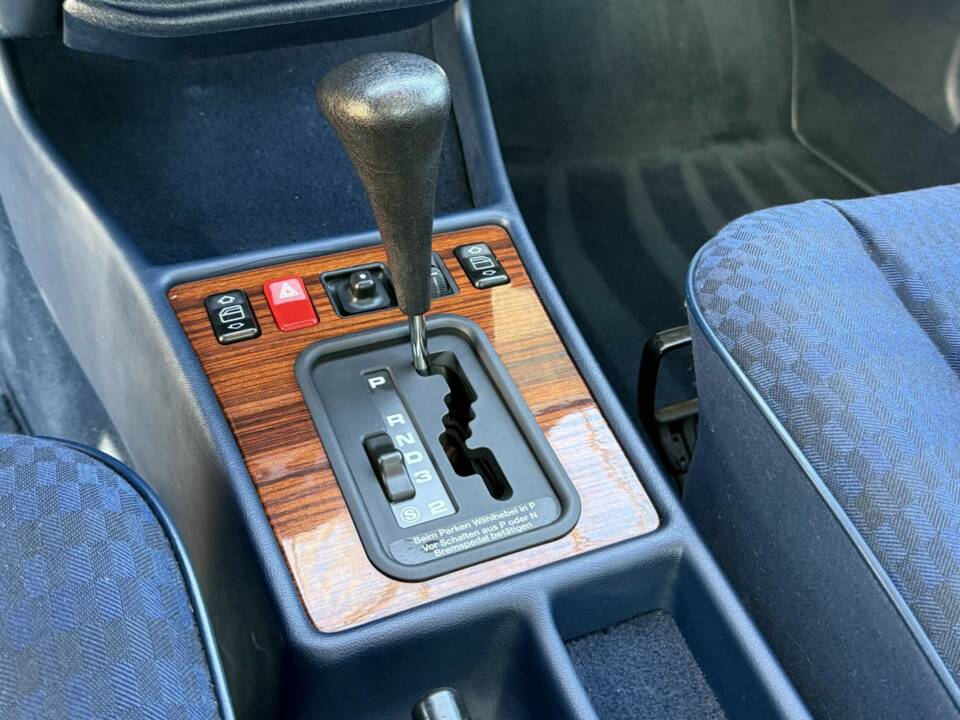 Bild 16/21 von Mercedes-Benz 190 E 1.8 (1990)