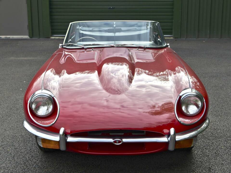 Image 4/49 de Jaguar E-Type (1970)