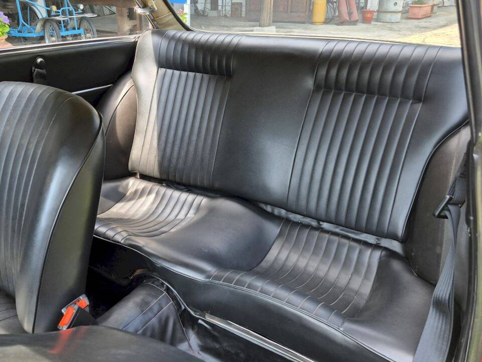 Image 27/50 de Alfa Romeo Giulia GT 1300 Junior (1971)