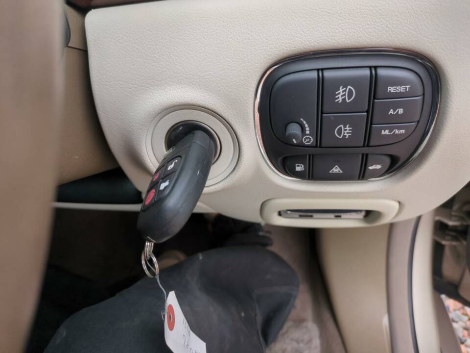 Image 18/25 de Jaguar XJ 8 4.2 (2003)