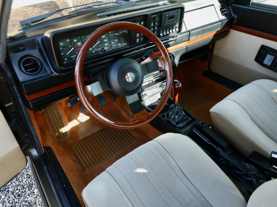 Afbeelding 49/50 van Alfa Romeo Alfetta 2.0 (1984)