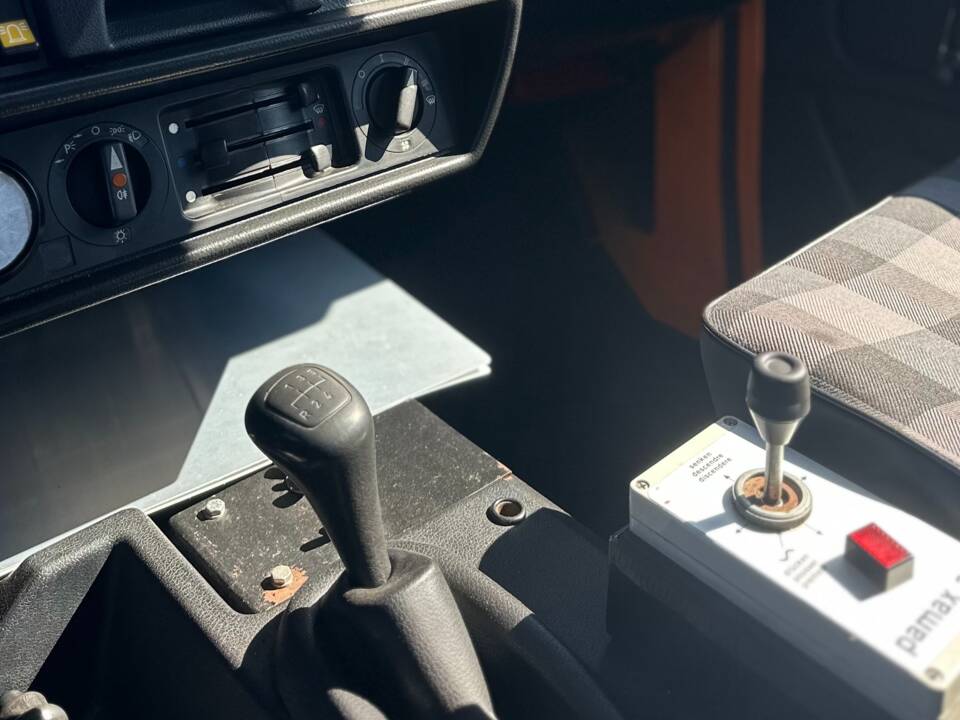 Der Schneepflug wird über die integrierte PAMAX AG Steuerung im Fahrzeug bedient.