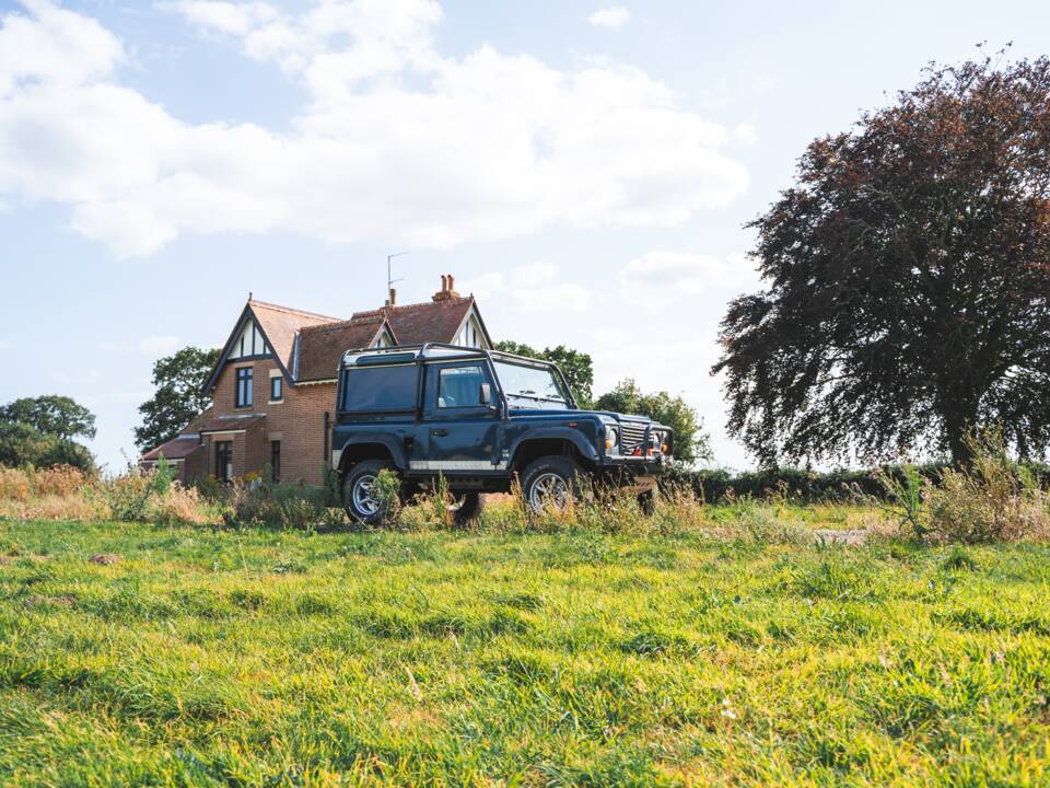 Bild 18/50 von Land Rover 90 (1988)