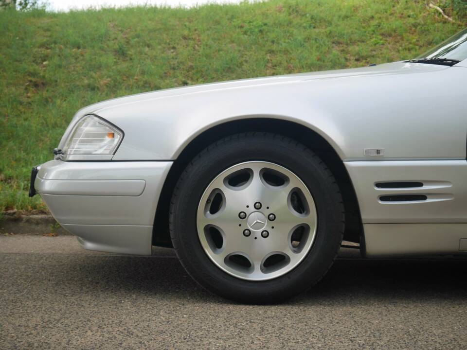 Image 33/50 of Mercedes-Benz SL 500 (1900)