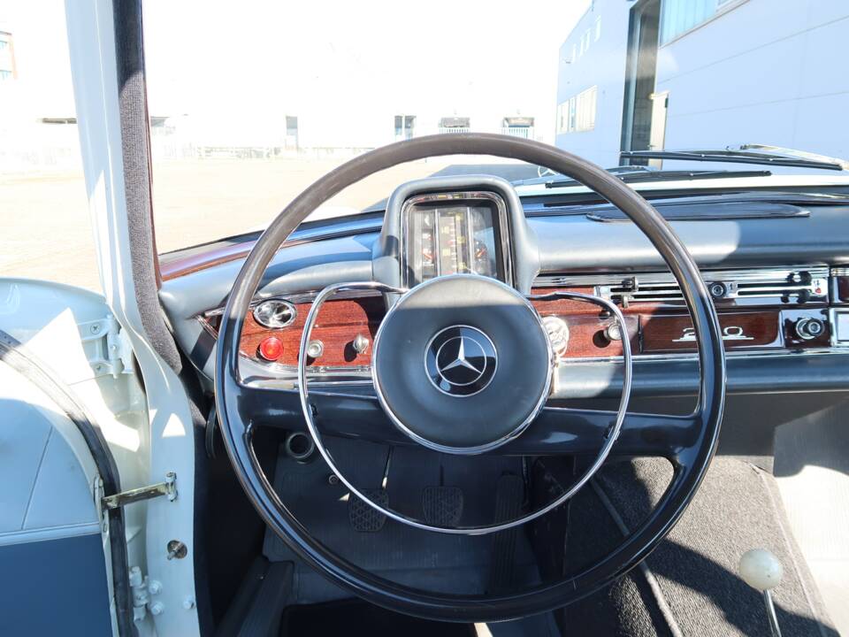Image 25/50 of Mercedes-Benz 220 b (1965)