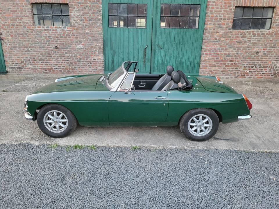 Image 2/58 of MG MGB (1971)