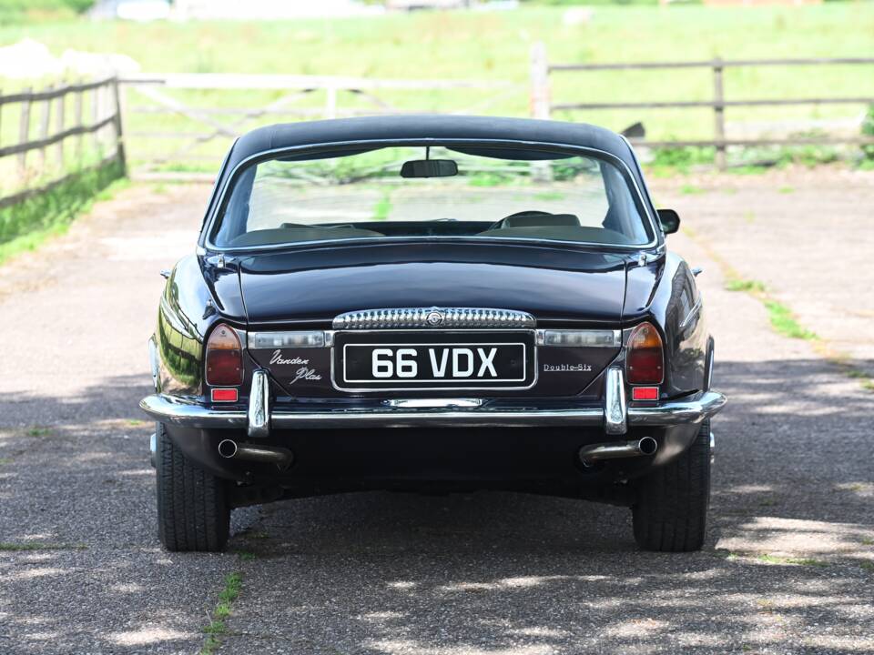Afbeelding 7/21 van Daimler Double Six Vanden Plas (1973)