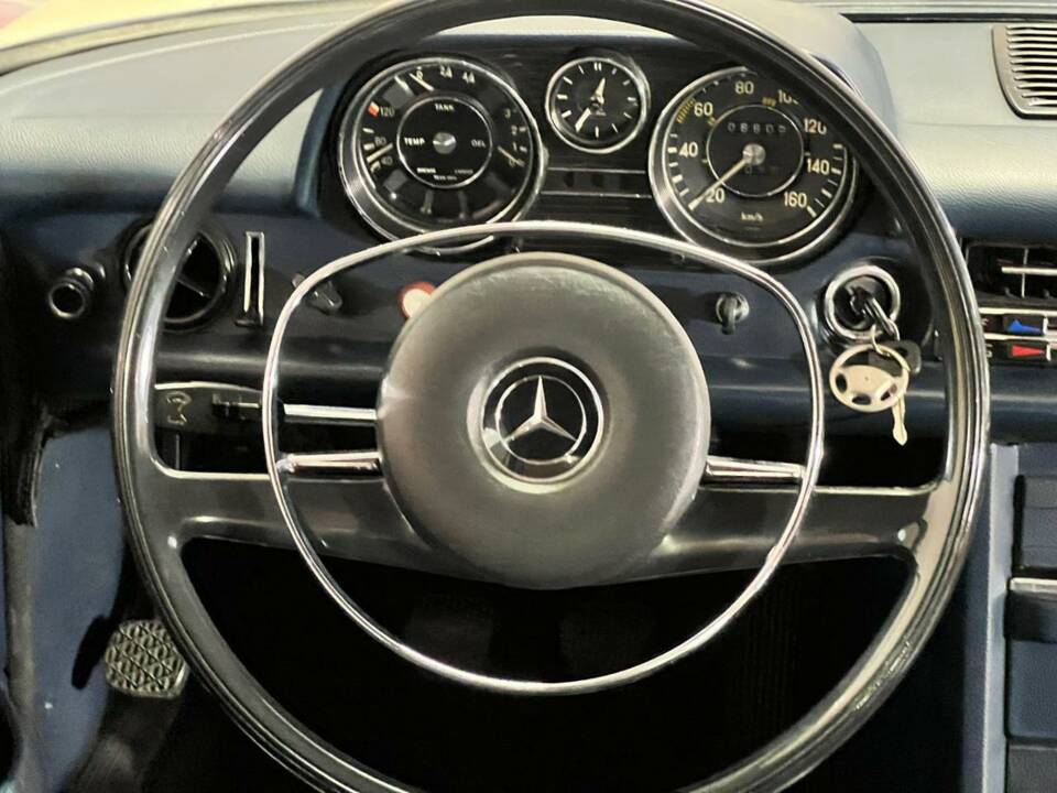 Bild 37/46 von Mercedes-Benz 220 D (1972)