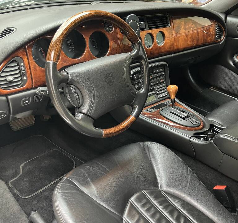 Afbeelding 2/8 van Jaguar XKR (1999)