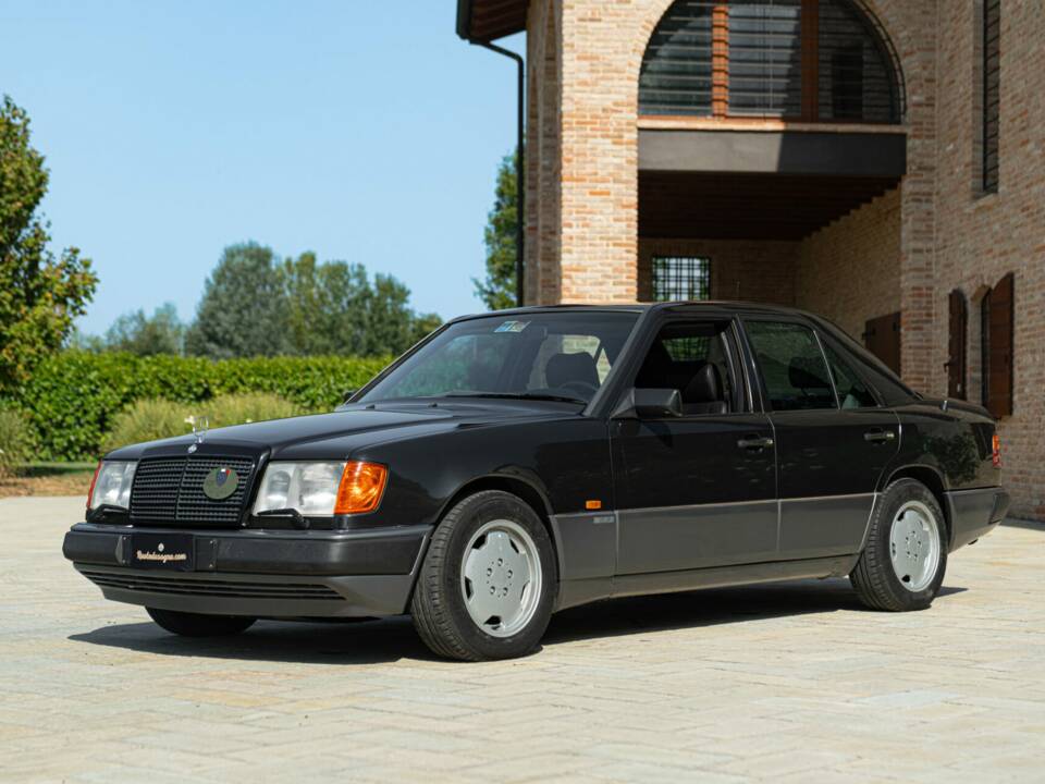 Bild 1/50 von Mercedes-Benz 300 E-24 (1989)