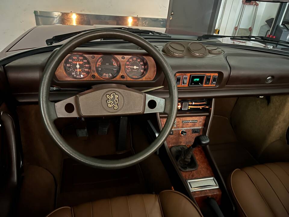 Image 20/28 of Peugeot 504 Convertible (1981)