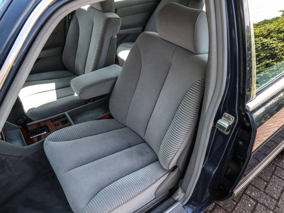 Immagine 24/44 di Mercedes-Benz 500 SE (1985)