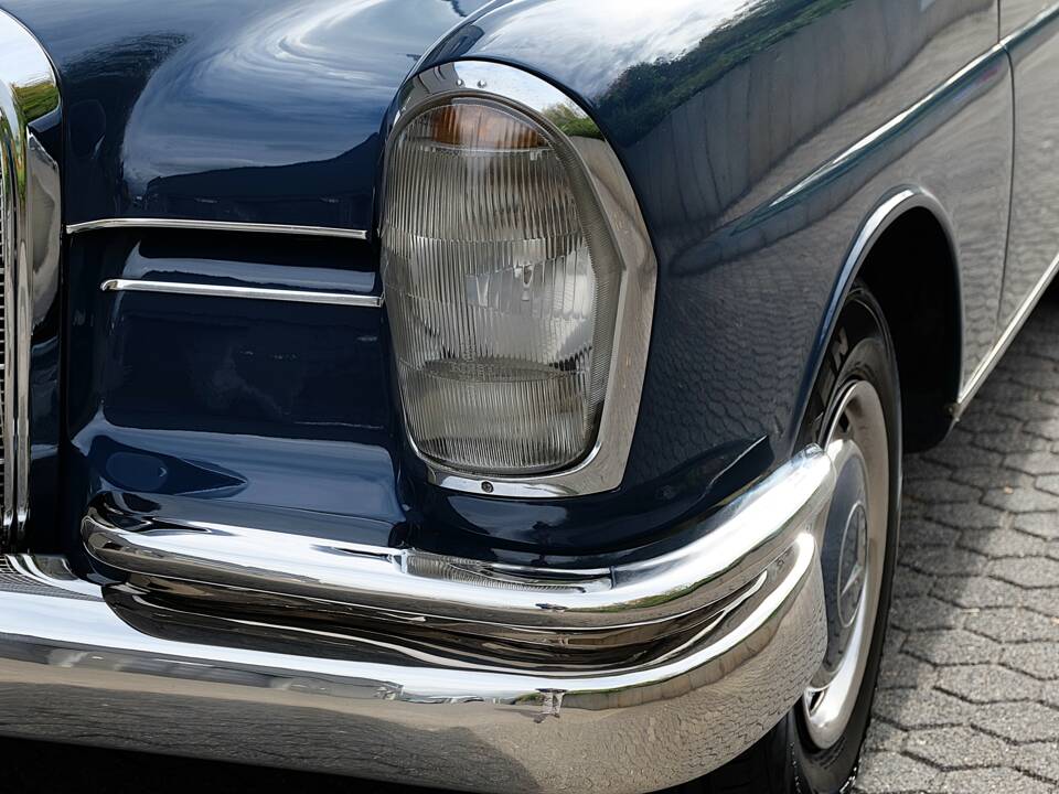 Image 36/76 de Mercedes-Benz 220 S b (1963)