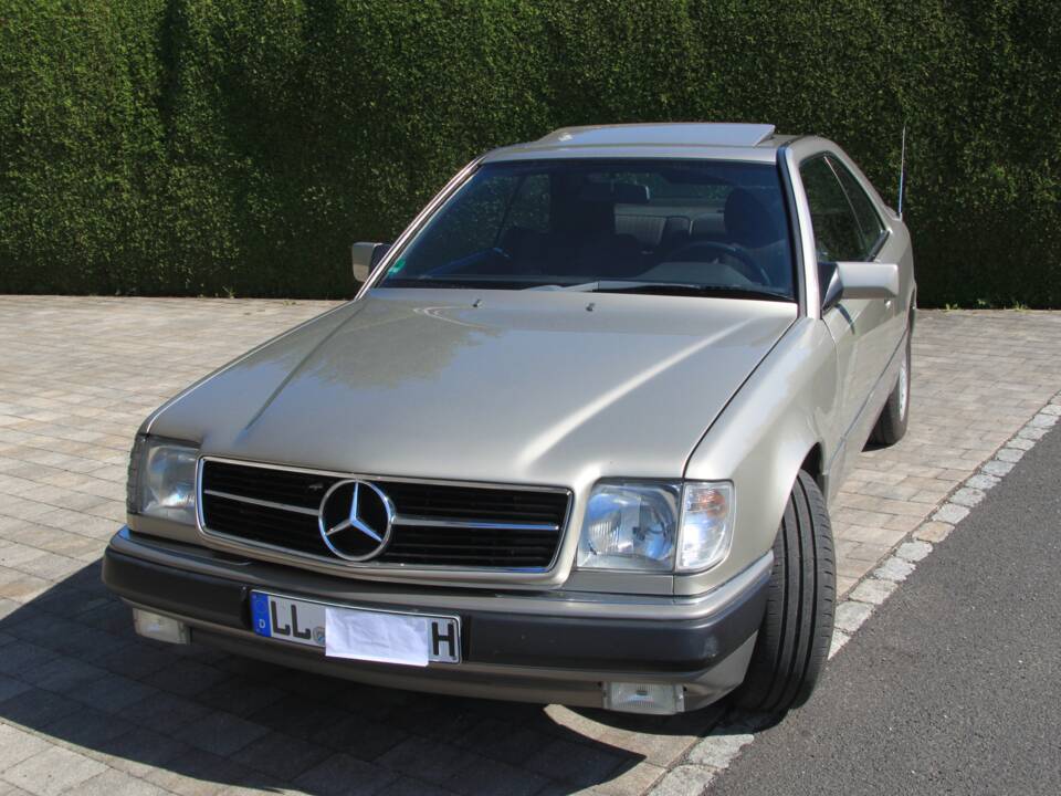 Bild 14/16 von Mercedes-Benz 230 CE (1990)