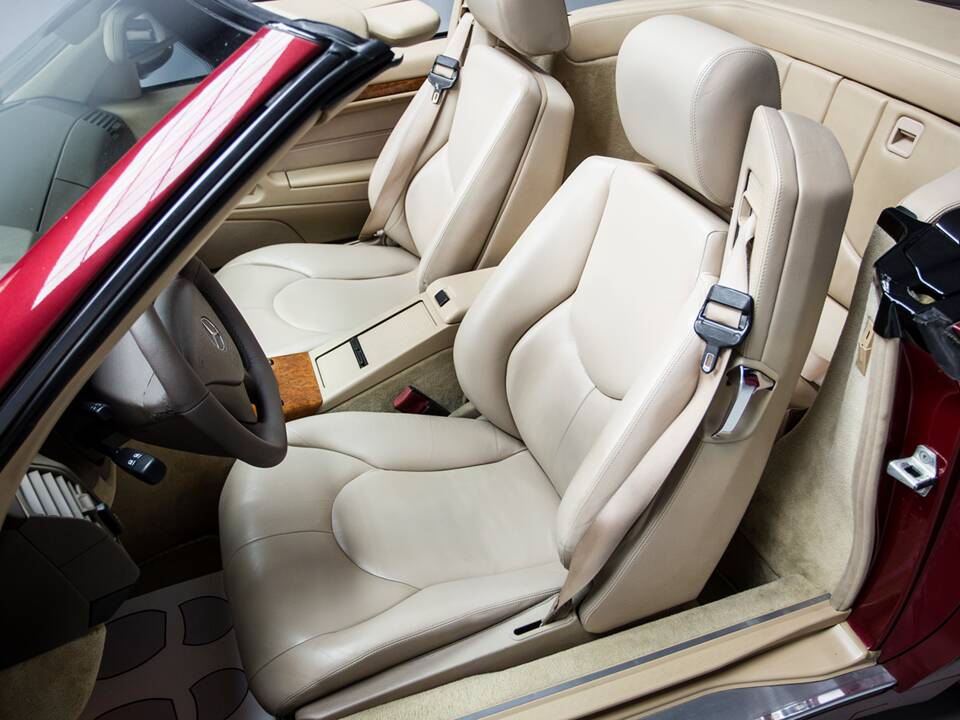 Image 17/45 of Mercedes-Benz SL 280 "Final Edition" (2001)