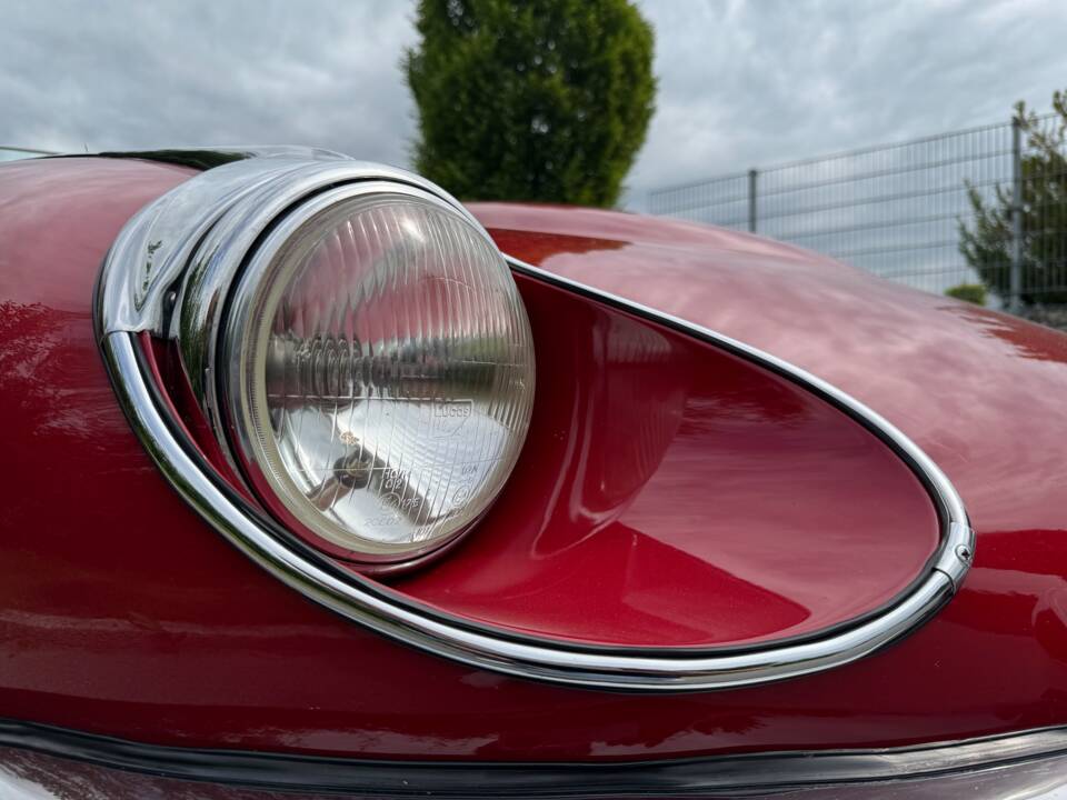 Image 17/35 of Jaguar E-Type (1969)