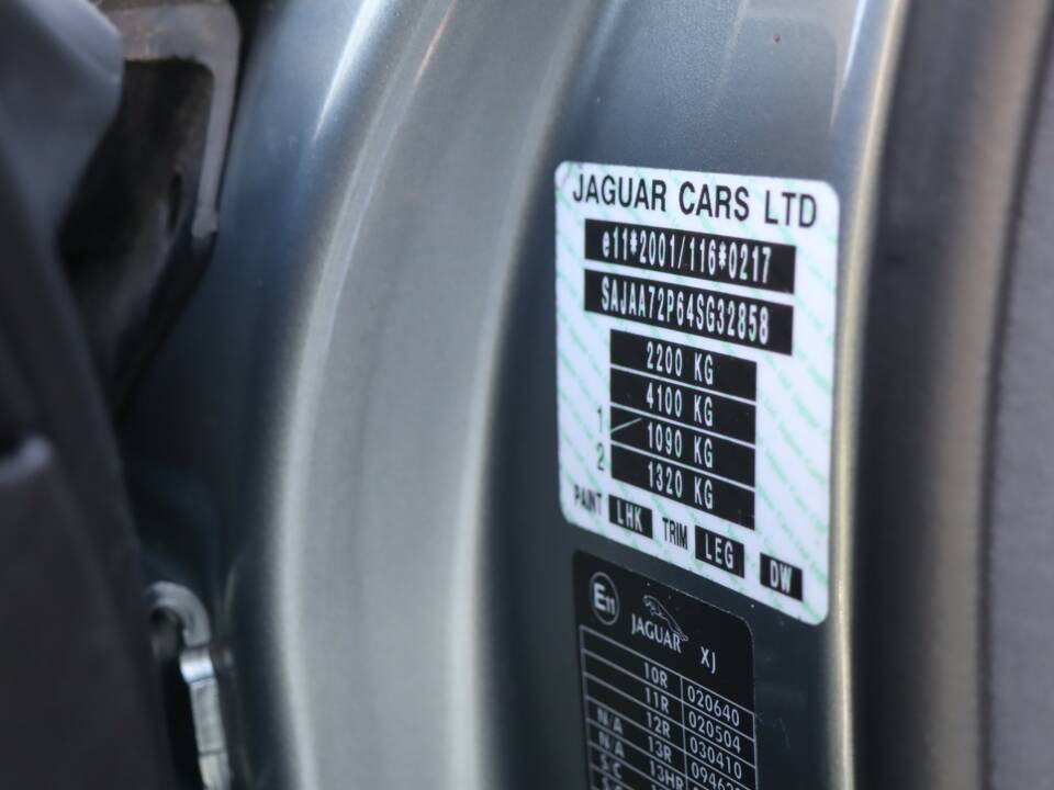 Image 25/50 of Jaguar XJ 8 4.2 (2004)