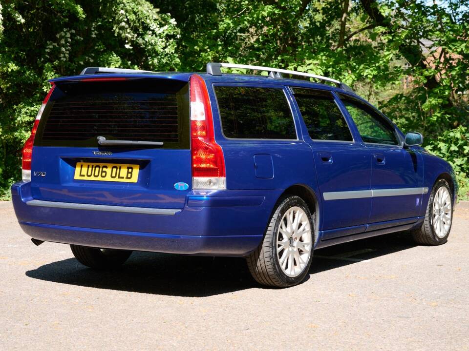 Image 3/50 of Volvo V 70 2.4 (2006)