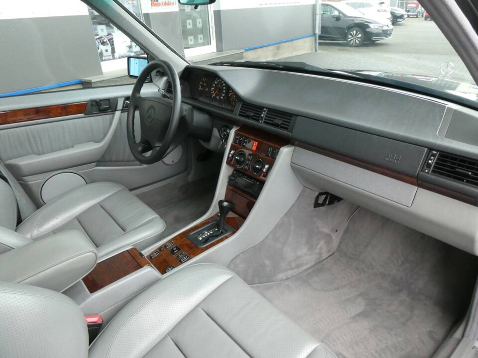 Image 12/21 of Mercedes-Benz 500 E (1992)