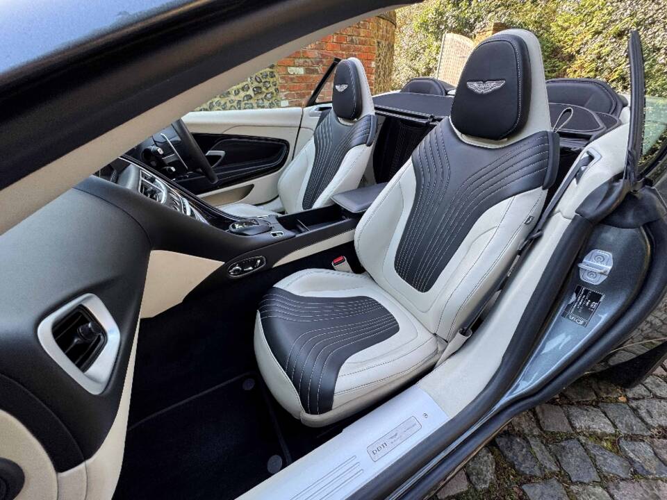 Image 26/40 de Aston Martin DB 11 Volante (2018)