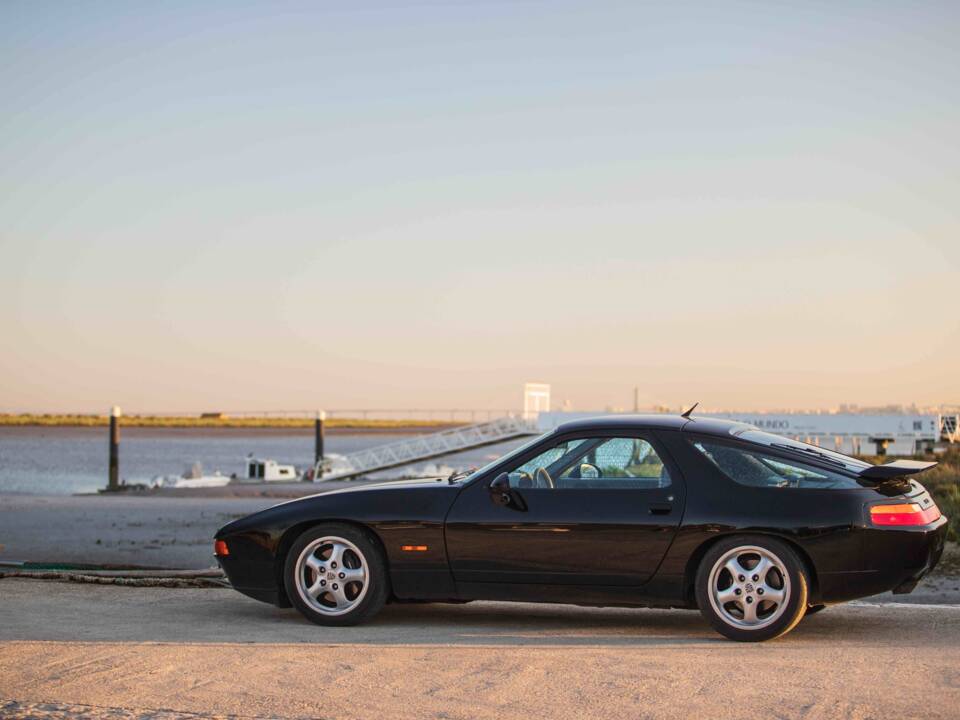 Image 16/63 of Porsche 928 GTS (1994)