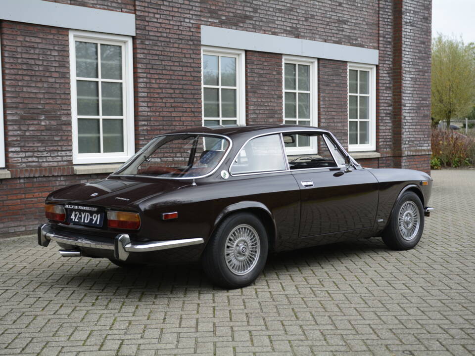 Image 6/22 de Alfa Romeo 2000 GT Veloce (1974)