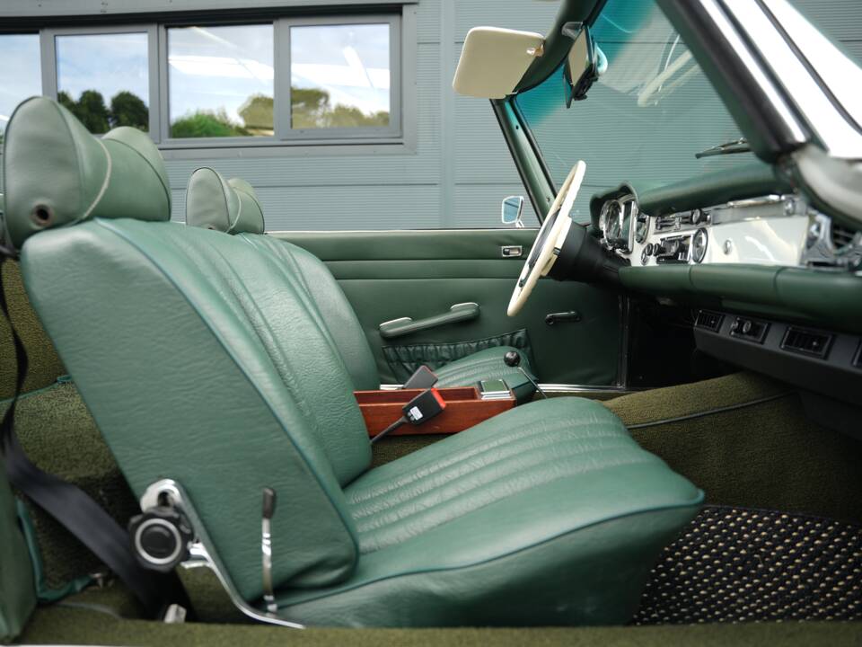 Image 21/50 de Mercedes-Benz 280 SL (1968)