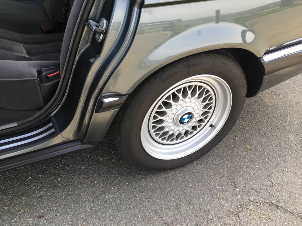 Image 22/22 of BMW 735i (1988)