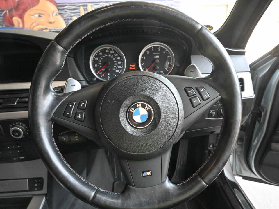 Image 16/18 of BMW M5 (2007)