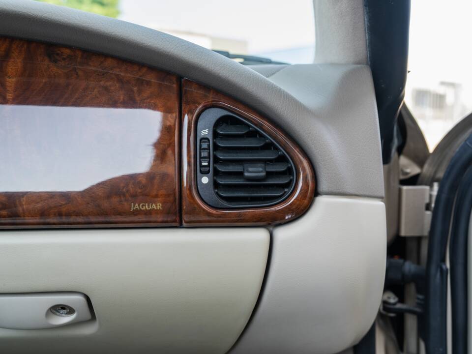 Image 44/91 de Jaguar XK8 4.0 (2000)