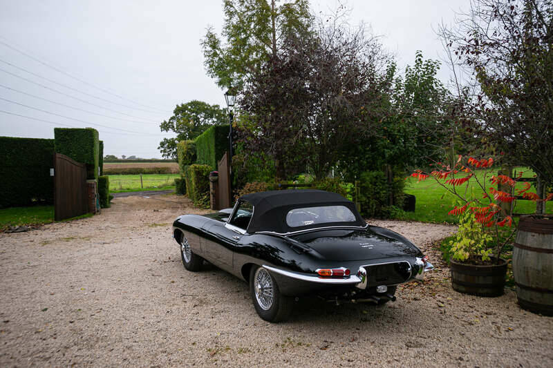 Image 12/50 de Jaguar E-Type (1967)