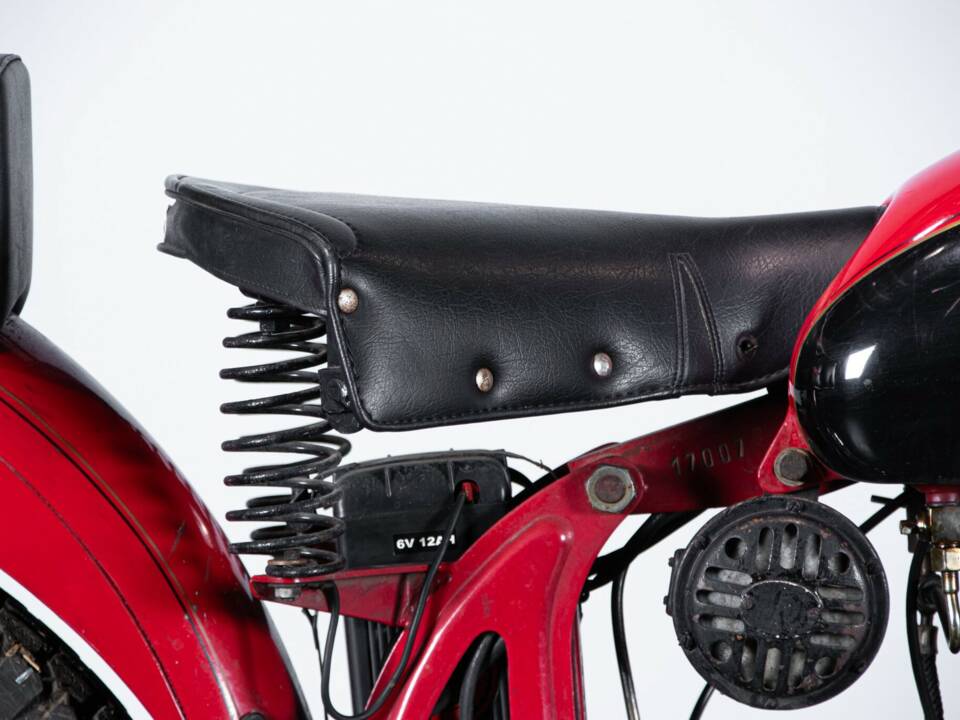 Image 43/50 de Moto Guzzi 250 SS (1950)