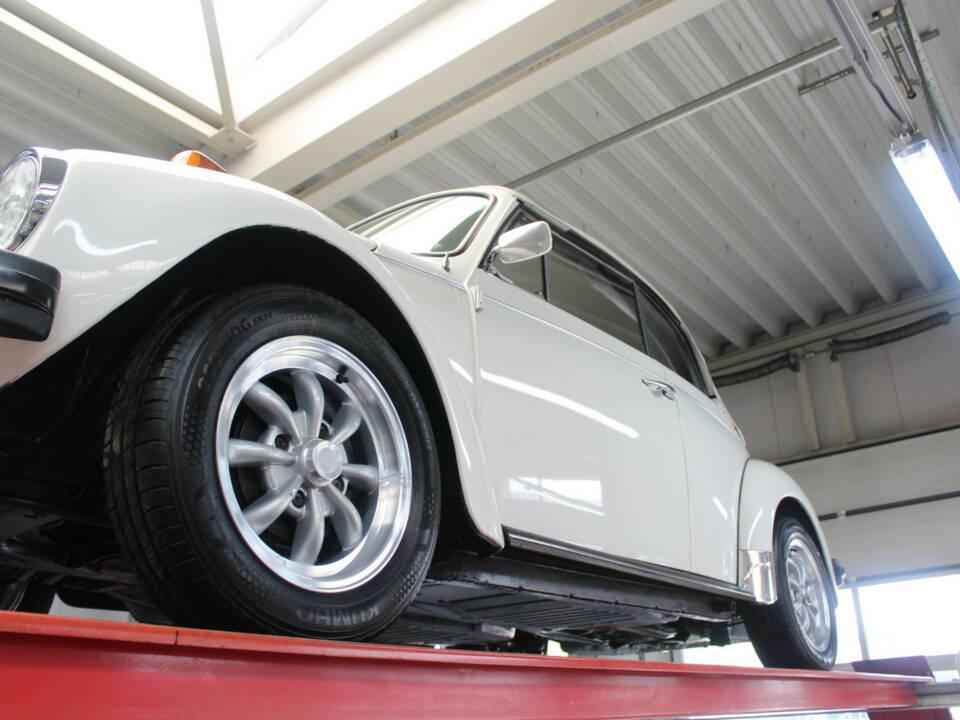 Immagine 7/50 di Volkswagen Kever 1303 &quot;Triple White&quot; (1977)