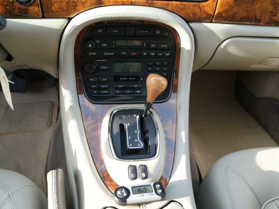 Image 18/30 of Jaguar XJ6 3.2 Sovereign (1997)