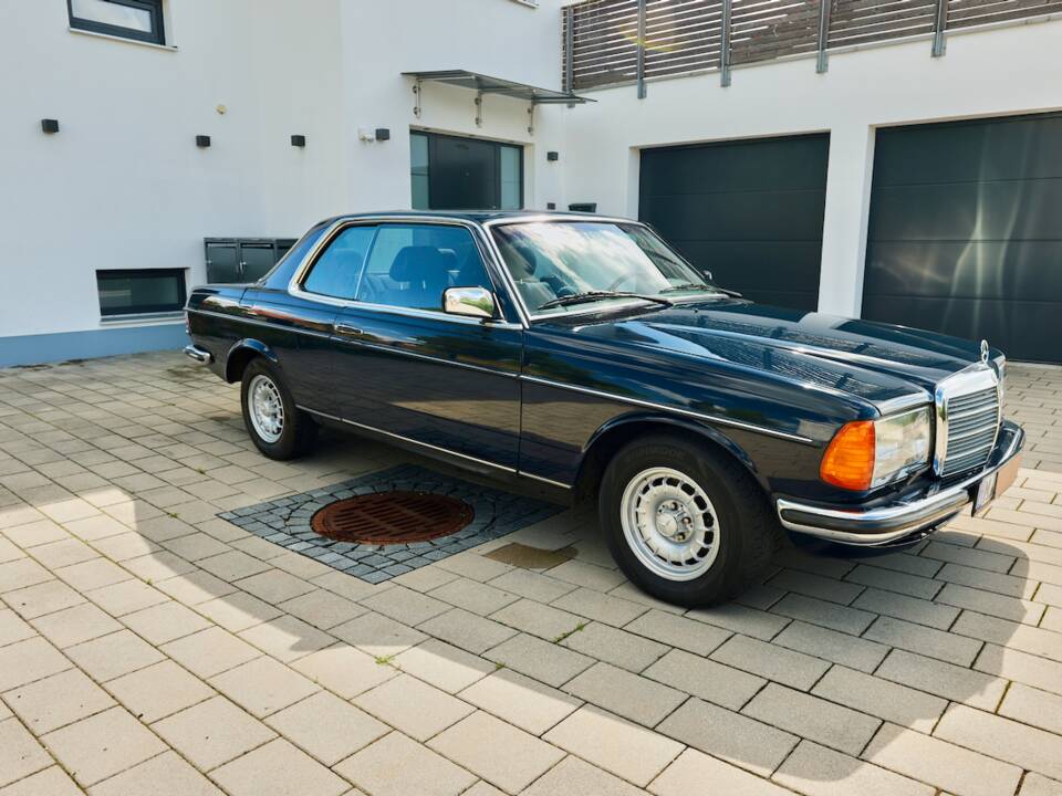 Bild 79/99 von Mercedes-Benz 230 CE (1983)
