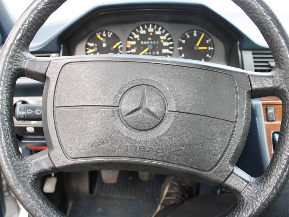 Bild 5/11 von Mercedes-Benz 300 D (1986)