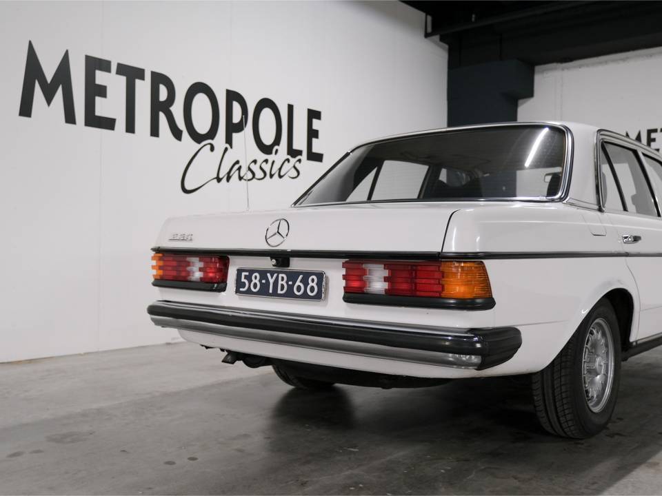 Image 8/27 of Mercedes-Benz 230 (1977)