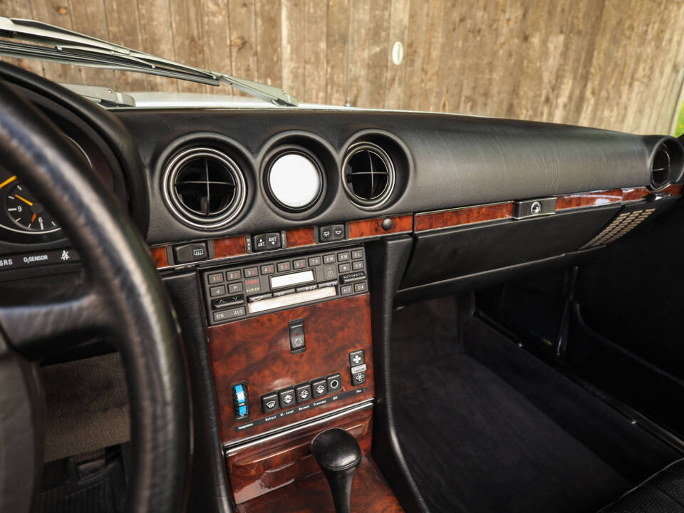 Image 37/85 of Mercedes-Benz 560 SL (1986)