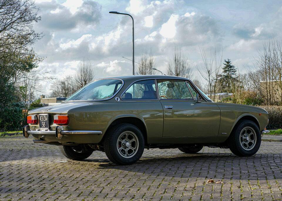 Image 7/8 of Alfa Romeo 2000 GT Veloce (1975)